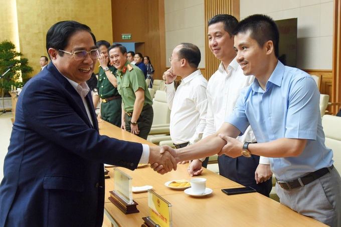 Thủ tướng Phạm Minh Chính bắt tay Tổng Biên tập Báo điện tử Dân trí Phạm Tuấn Anh (Ảnh: Trần Hải).