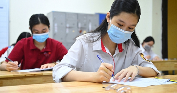 Sáng nay, gần 107 nghìn học sinh thi vào lớp 10 tại Hà Nội làm bài môn Ngữ Văn