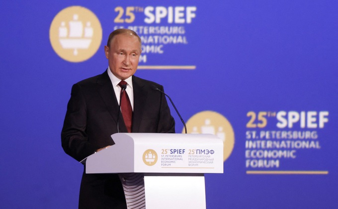 Tổng thống Nga Vladimir Putin phát biểu tại Diễn đàn Kinh tế Quốc tế St. Petersburg (SPIEF) ngày 17/6 (Ảnh: Reuters).