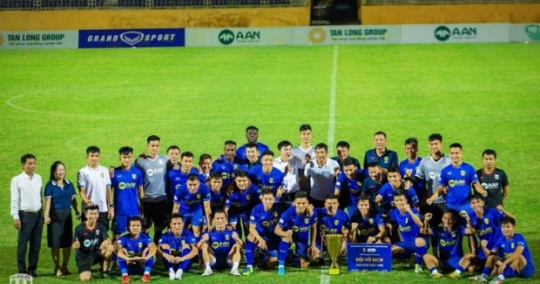 SLNA giành Cúp vô địch Giải Bóng đá tứ hùng Cúp Tân Long 2022