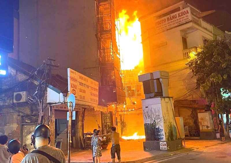 Ngọn lửa bất ngờ bốc cao từ căn nhà 3 tầng trên đường Giải Phóng, phường Giáp Bát