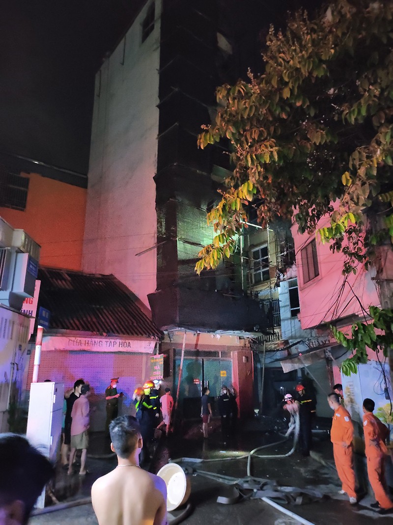 Lực lượng Cảnh sát PCCC&amp;amp;CNCH Công an quận Hoàng Mai nhanh chóng tới hiện trường dập tắt đám cháy