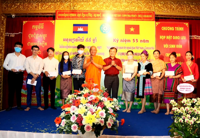 Các Sinh viên Campuchia - Lào tại TPHCM đến dự nhận học bổng và nhận cha mẹ nuôi đỡ dầu. Ảnh: Đình Chiến