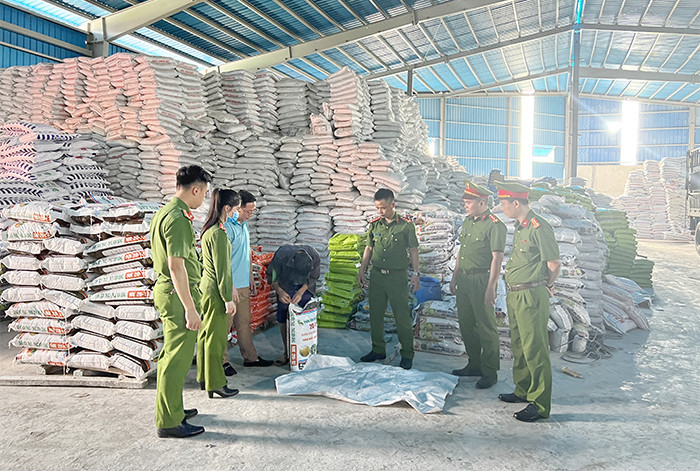 Lực lượng chức năng kiểm tra chất lượng phân bón tại Công ty cổ phần phân bón Sông Mã.