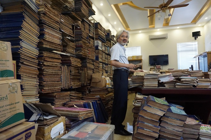 Ông Nguyễn Phi Dũng bên trong phòng lưu trữ khủng lên tới 20 tấn sách, báo, tạp chí các loại