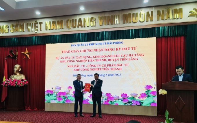 Ông Lê Trung Kiên, Trưởng ban Ban Quản lý Khu kinh tế Hải Phòng trao Giấy chứng nhận đăng ký đầu tư cho Công ty Cổ phần đầu tư Khu công nghiệp Tiên Thanh.