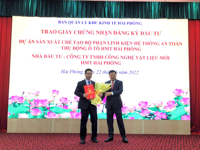 : Ông Lê Trung Kiên, Trưởng Ban Quản lý Khu kinh tế Hải Phòng trao Giấy chứng nhận đăng ký đầu tư cho Công ty TNHH Công nghệ vật liệu mới HMT (Hải Phòng)