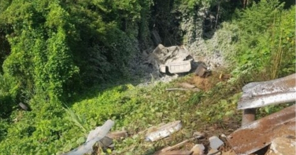Kon Tum: Xe tải lao xuống vực sâu 40m trên đèo Ngọc Vin