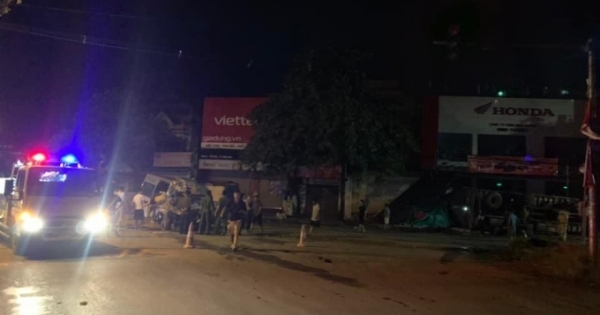 Vĩnh Phúc: Va chạm giao thông xe tải bị lật nghiêng, xe 16 chỗ nát đầu