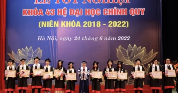 Trường Đại học Luật Hà Nội trao hơn 1.600 bằng cử nhân cho sinh viên hệ Đại học chính quy