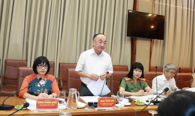Cục trưởng Cục QLXLVPHC và TDTHPL Đặng Thanh Sơn trao đổi một số vấn đề sau chuyến kiểm tra.