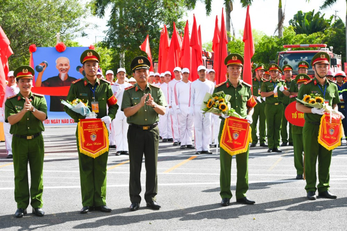 Thiếu tướng Vũ Thanh Chương, Giám đốc CATP TP Hải Phòng tặng cờ lưu niệm các đội tham gia hội thao.