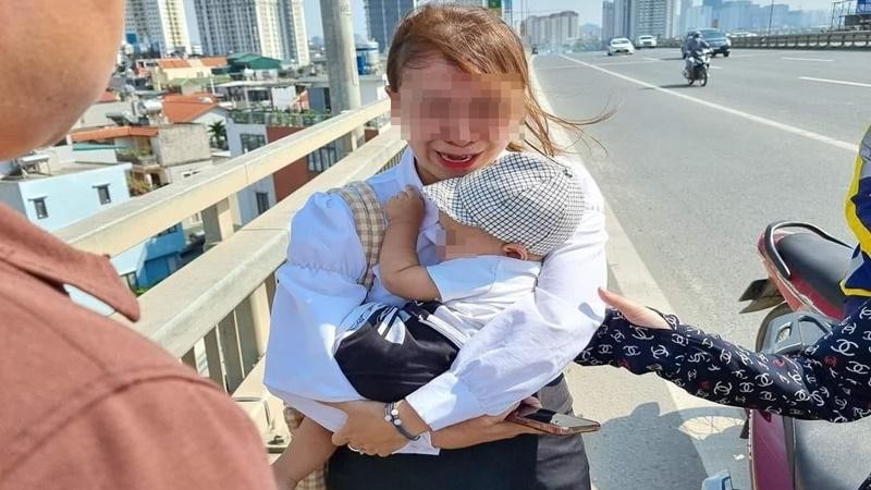 Hình ảnh hai mẹ con ôm nhau khóc trên cầu Nhật Tân