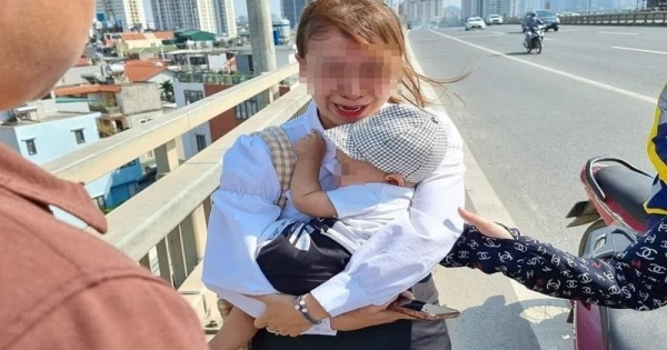 Hai mẹ con ôm nhau khóc trên cầu Nhật Tân đã về đoàn tụ với gia đình
