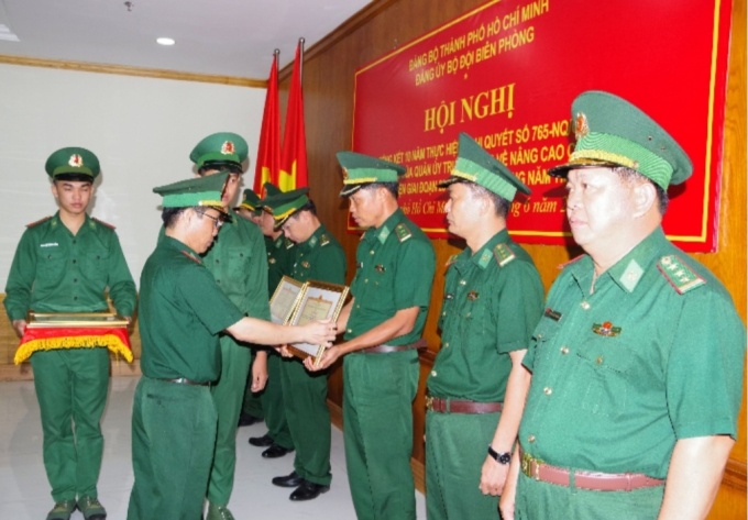Đại tá Trần Thanh Đức, Chỉ huy trưởng BĐBP TP.HCM tặng giấy khen cho 8 cá nhân. (Ảnh: L.Kiểm - Đ.Chiến)
