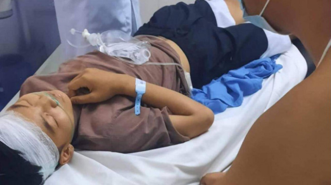 Cháu Nguyễn Thế Cường đang được cấp cứu tại Bệnh viện Việt Đức trong tình trạng đa chấn thương.