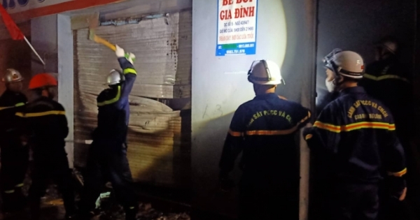 Hà Nội: Cảnh sát PCCC phá cửa cuốn cứu 4 người trong một gia đình thoát khỏi đám cháy