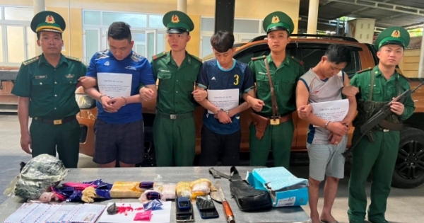 Bắt giữ 2 đối tượng người Lào giao dịch 12.000 viên hồng phiến tại Nghệ An