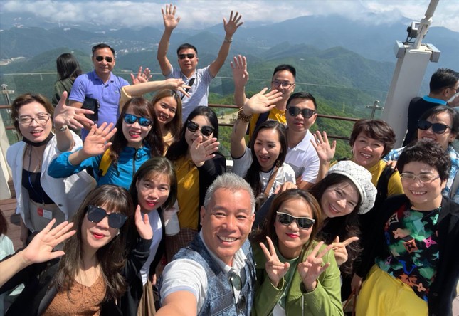 Du khách Việt thuộc công ty EHOOLTS đang trải nghiệm tại Hàn Quốc