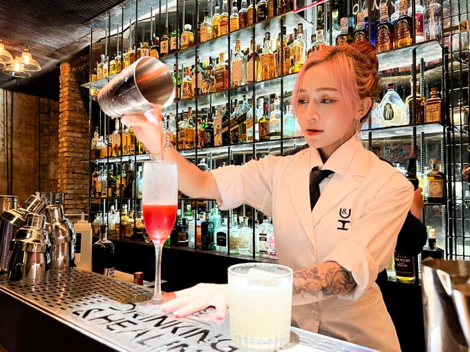 Thanh Phương, 25 tuổi, ở Quận 1 đang làm bartender ở một quán bar đẳng cấp hàng đầu Sài Gòn, nơi đạt danh hiệu Bar of the year tại Vietnam Bar Award 2019.
