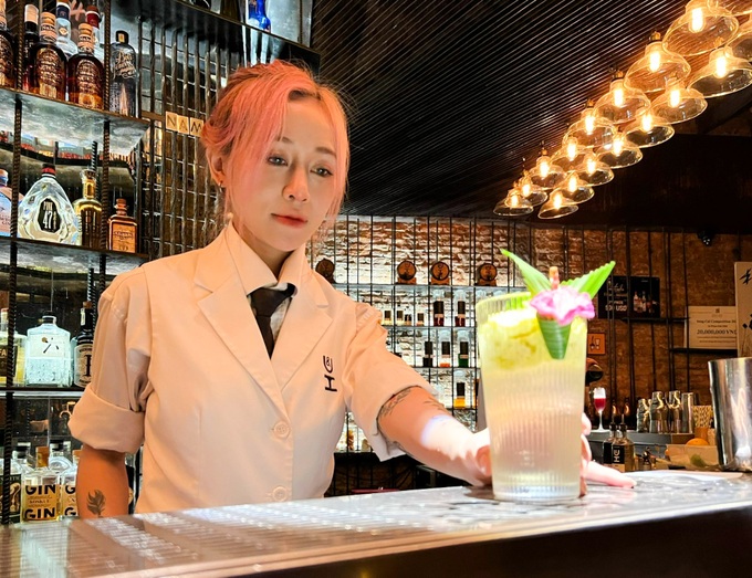 Ly cocktail này có sự kết hợp giữa rượu, hương dừa, đậu phộng và bên trên là lớp kem bơ, do Phương sáng tạo ra.