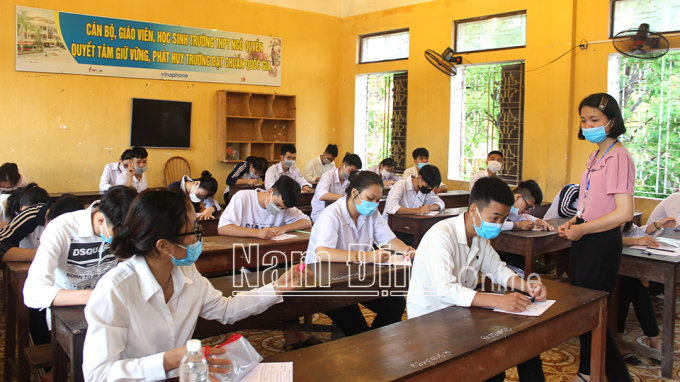 hí sinh tại điểm thi THPT Ngô Quyền (thành phố Nam Định) chuẩn bị bước vào bài thi tổ hợp các môn Khoa học tự nhiên và Khoa học xã hội.