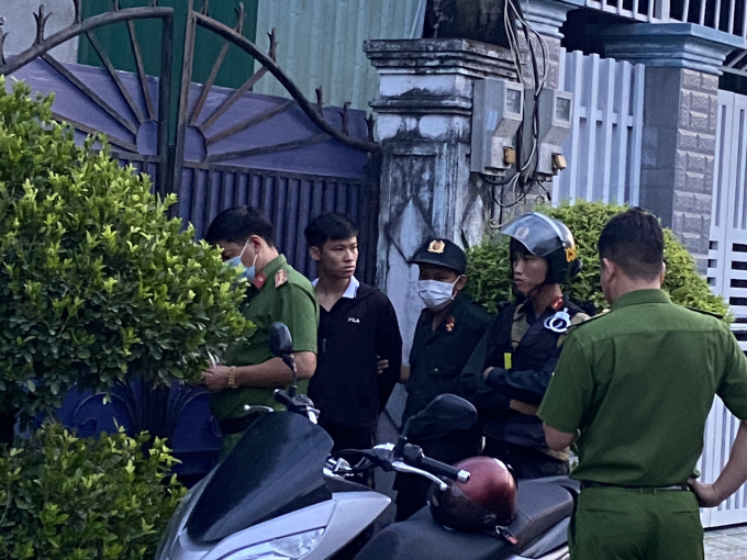 Lực lượng chức năng tiến hành khám xét nhà của nghi phạm Trương Khắc Kiệt.