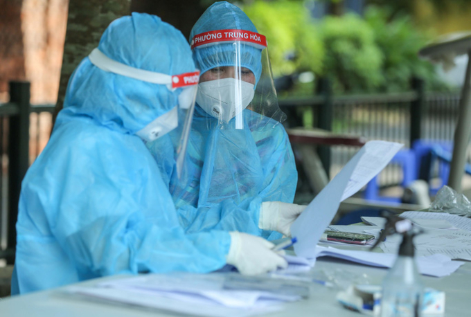 Nhân viên y tế làm công tác phòng chống dịch Covid-19 ở Hà Nội.