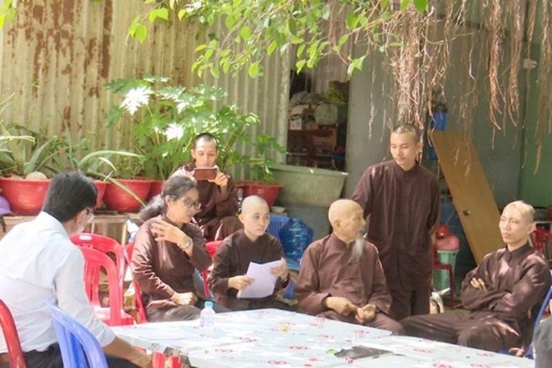 Những người ở Tịnh thất Bồng Lai trước khi bị truy tố.