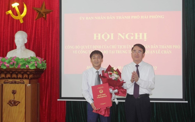 Lãnh đạo TP trao Quyết định bổ nhiệm cho ông Trần Văn Thảo.
