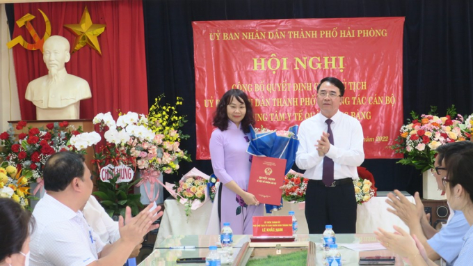 Lãnh đạo TP trao Quyết định bổ nhiệm bà Nguyễn Thị Thanh.