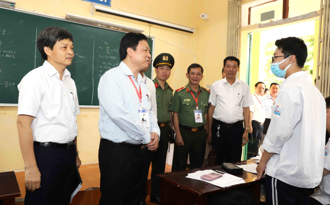 Thứ trưởng Bộ GD&amp;amp;ĐT Nguyễn Hữu Độ tại buổi kiểm tra công tác chuẩn bị cho Kỳ thi tốt nghiệp THPT năm 2022 tại Hải Phòng.