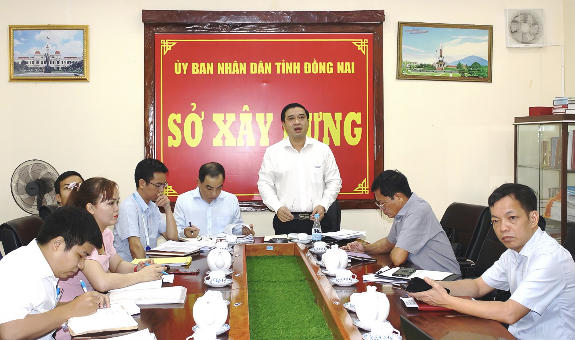 Ông Hồ Văn Hà, Giám đốc Sở Xây dựng chủ trì cuộc họp (ảnh Báo Đồng Nai)