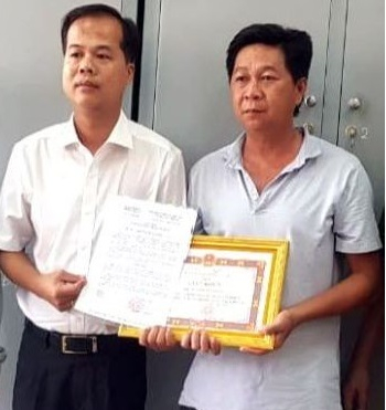 Anh Nguyễn Trí Thành nhận giấy khen của UBND phường Xuân An.