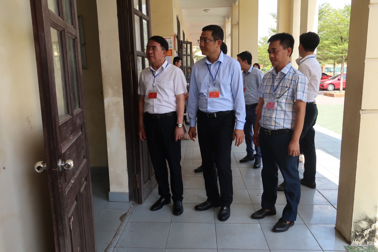Phó chủ tịch UBND TP Lê Khắc Nam kiểm tra công tác tổ chức thi tại một số hội đồng thi..