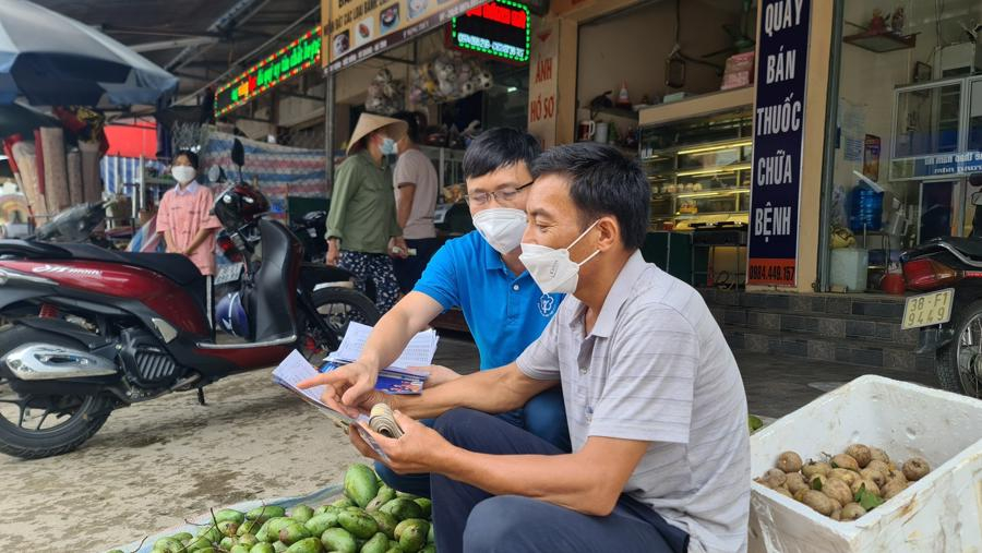 Tuyên truyền chính sách bảo hiểm đến người lao động. Ảnh - BHXH Việt Nam.