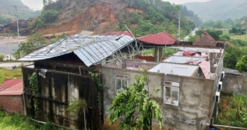 Mưa lớn và giông lốc mạnh làm hư hỏng nhiều nhà ở của người dân ở huyện Bảo Yên