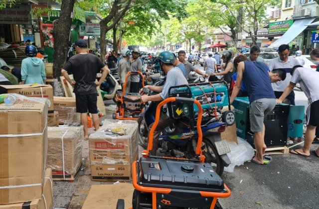 Quảng Ninh: Mất điện kéo dài, người dân TP Cẩm Phả đổ xô mua máy phát điện về dùng