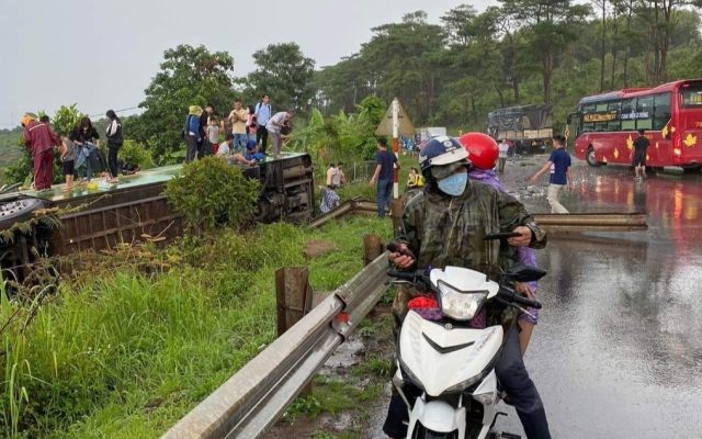 Đắk Lắk: Hành khách phá kính thoát ra ngoài khi xe khách tông vào xe tải