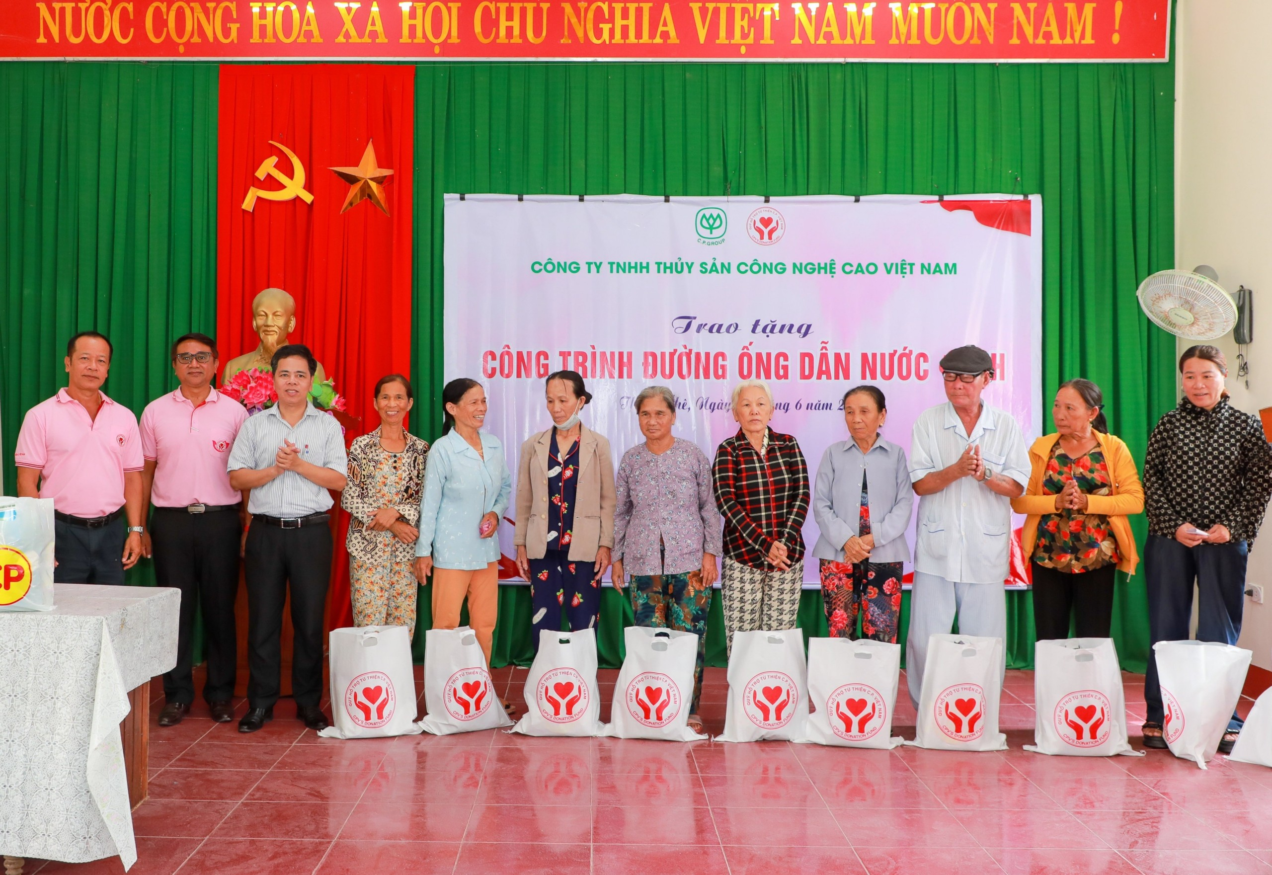 Đại diện AAVN tặng quà cho các hộ dân có hoàn cảnh khó khăn tại thôn Thâm Khê.