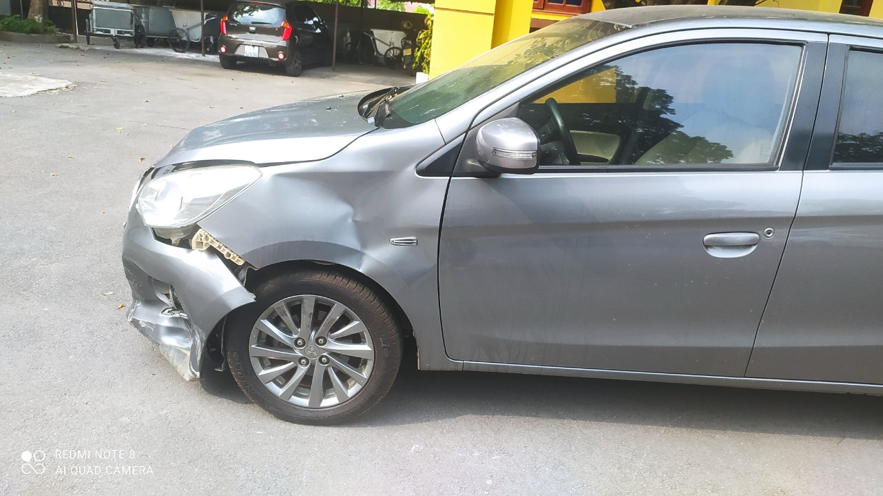 Chiếc xe ô tô của anh Th. bị phá huỷ, hư hỏng nặng.