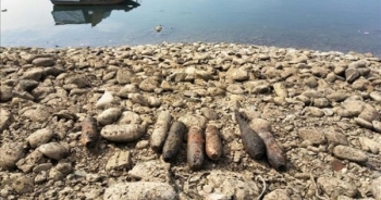 Sông Đà cạn trơ đáy, phát lộ nhiều vật thể lạ nguy hiểm