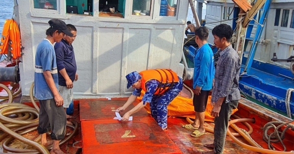 Cảnh sát biển bắt giữ tàu cá vận chuyển 45.000 lít dầu D.O trái phép
