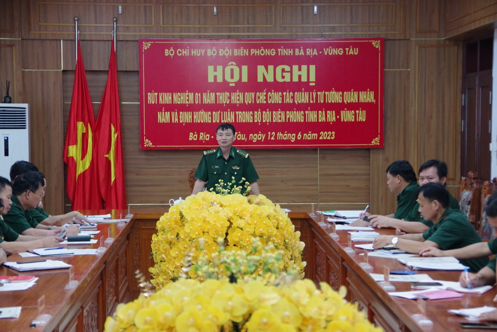 Đại tá Đào Xuân Ánh, Bí thư Đảng ủy, Chính ủy BĐBP tỉnh phát biểu chỉ đạo tại hội nghị. (Hình: Quang Anh)