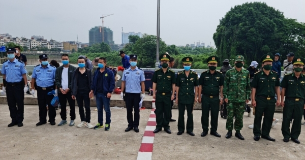 Đồn Biên phòng Trà Cổ trao trả 3 công dân người Trung Quốc nhập cảnh trái phép vào Việt Nam