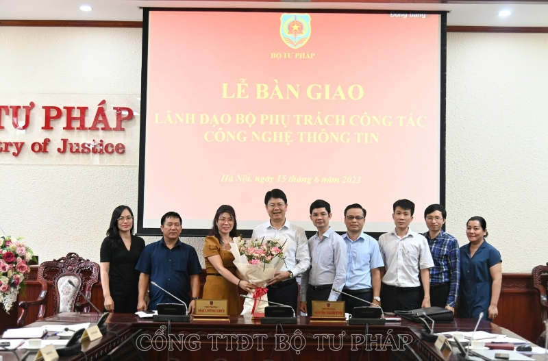 Cục CNTT tặng hoa Thứ trưởng Nguyễn Thanh Tịnh.