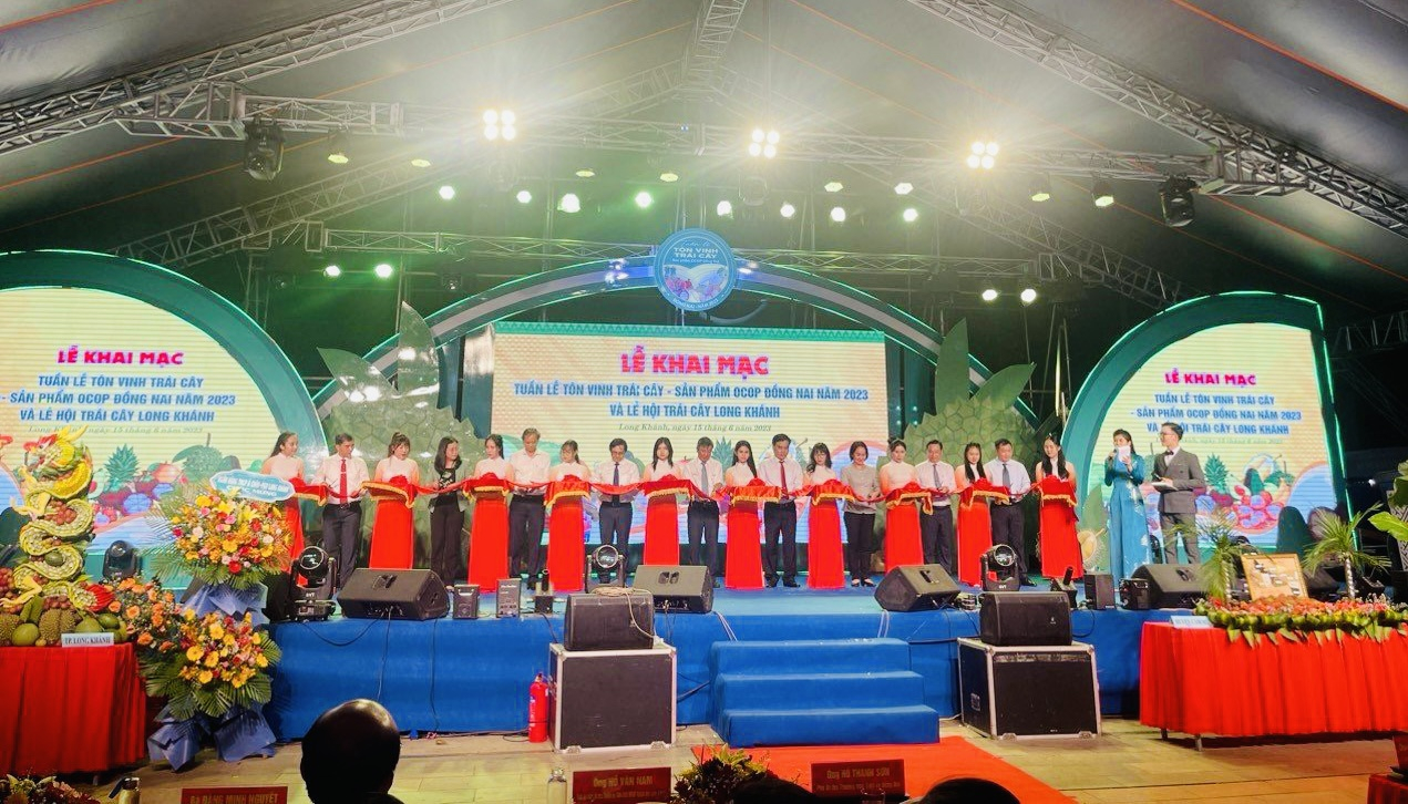 Lãnh đạo tỉnh và các đại biểu cắt băng khai mạc lễ hội Trái cây Long Khánh, Tuần lễ Tôn vinh trái cây và sản phẩm OCOP tỉnh Đồng Nai năm 2023.