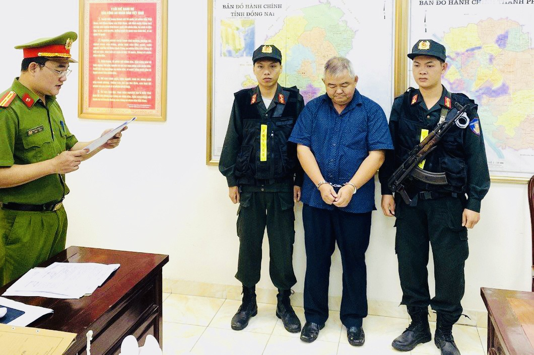 Công an đang đọc lệnh bắt tạm giam đối với bị can Nguyễn Hải Triều. (Ảnh: CACC)