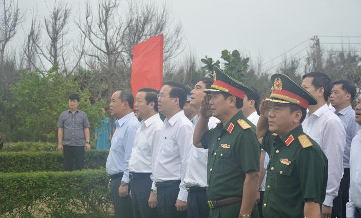 Đoàn công tác chào cờ tại cột cờ đảo Phú Quý.
