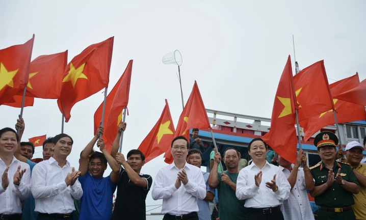 Chủ tịch nước cùng đoàn công tác thăm hỏi, tặng cờ Tổ quốc cho các ngư dân tại cảng Phú Quý.